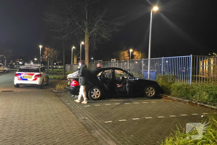 Auto botst tegen boom; bestuurder spoorloos