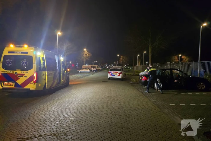 Auto botst tegen boom; bestuurder spoorloos