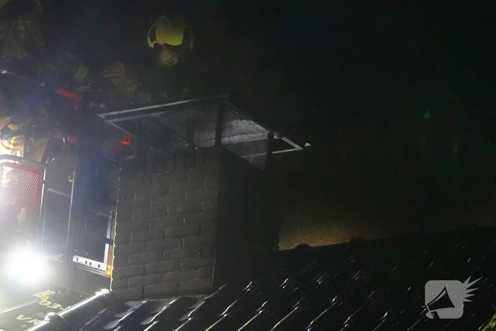 Brand in schoorsteen van woonboerderij