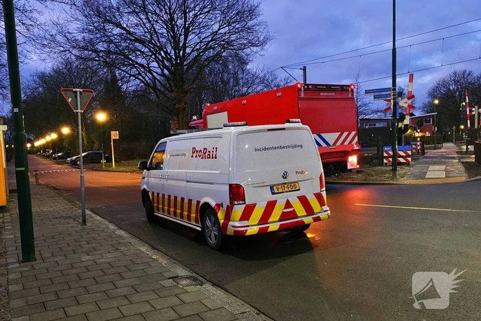 Passagierstrein en voertuig botsen op spoorwegovergang