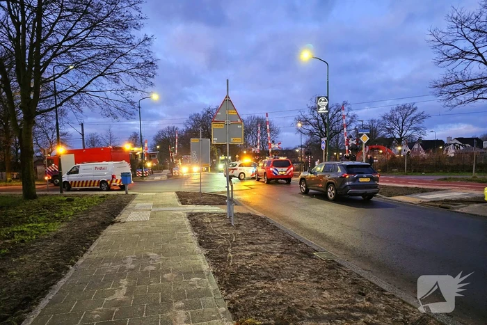 Passagierstrein en voertuig botsen op spoorwegovergang