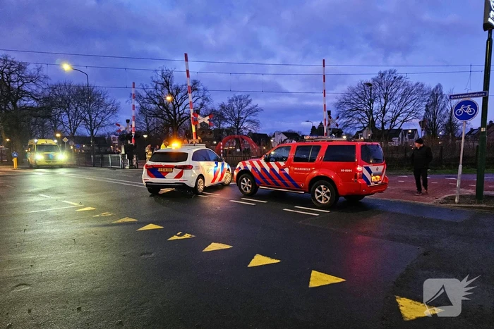 Passagierstrein en voertuig botsen op spoorwegovergang