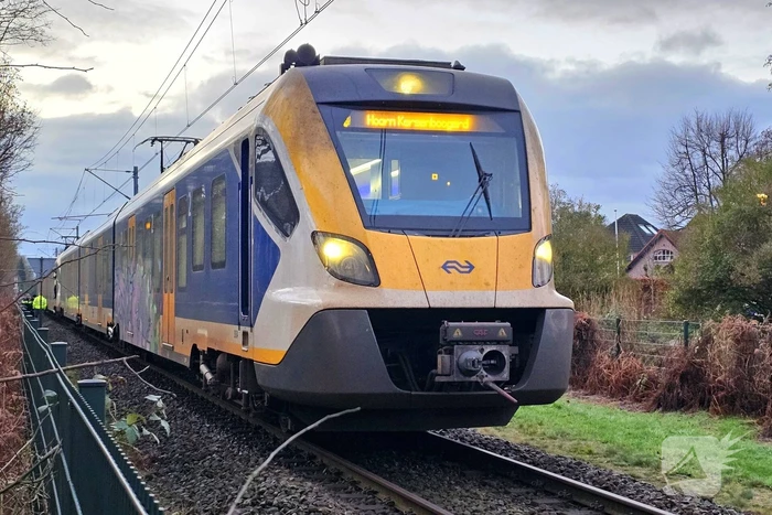 Passagierstrein en voertuig botsen op spoorwegovergang