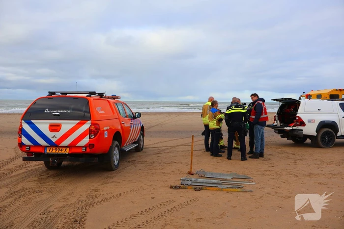 Vat met mogelijk chloorgas aangetroffen op strand