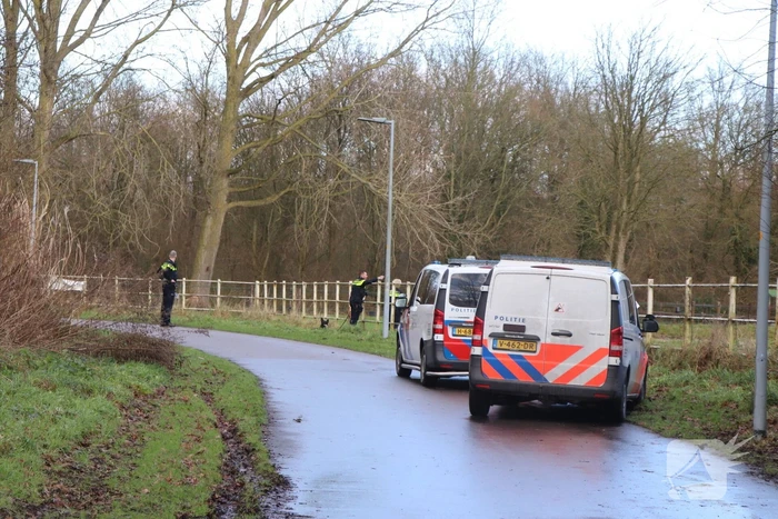 Politie zoekt voortvluchtige na inval