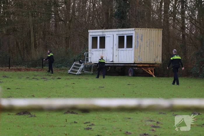 Politie zoekt voortvluchtige na inval
