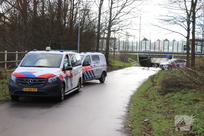 Politie zoekt voortvluchtige na inval