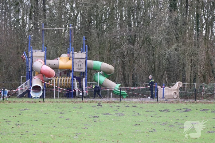 Politie zoekt voortvluchtige na inval