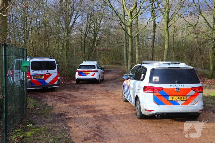 Politie zoekt voortvluchtige na inval