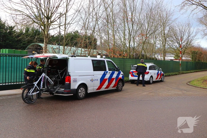 Politie zoekt voortvluchtige na inval