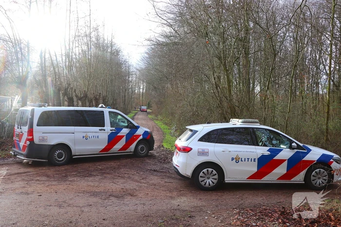 Politie zoekt voortvluchtige na inval