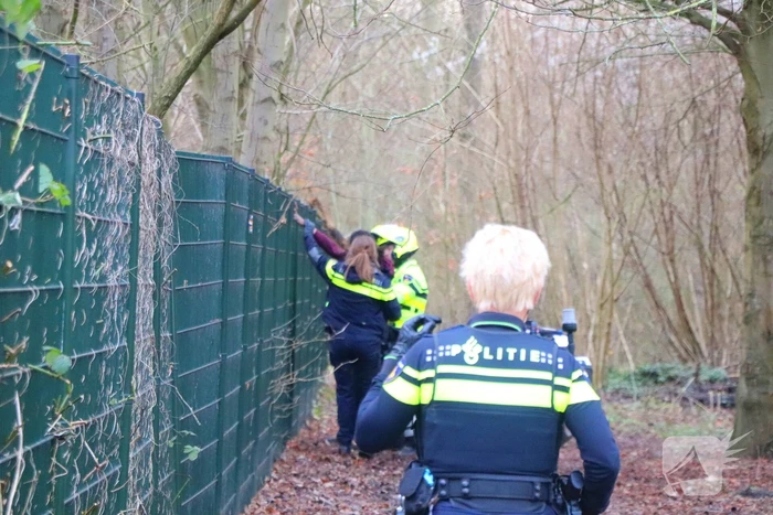 Politie zoekt voortvluchtige na inval