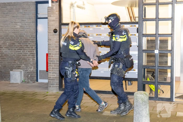 Politie doet onderzoek naar steekpartij en houdt mogelijke verdachte aan