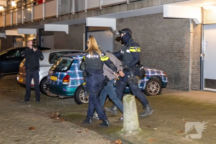 Politie doet onderzoek naar steekpartij en houdt mogelijke verdachte aan