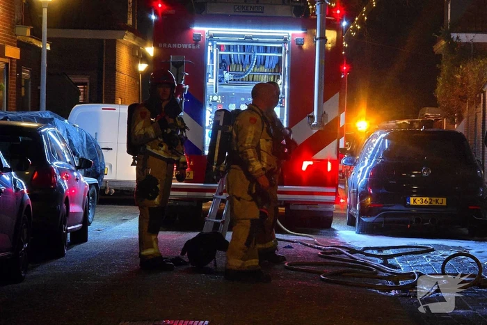 Brandweer blust brand in woning