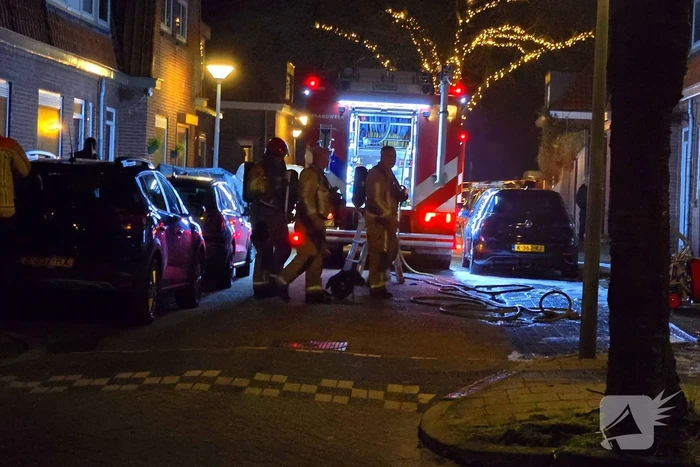 Brandweer blust brand in woning