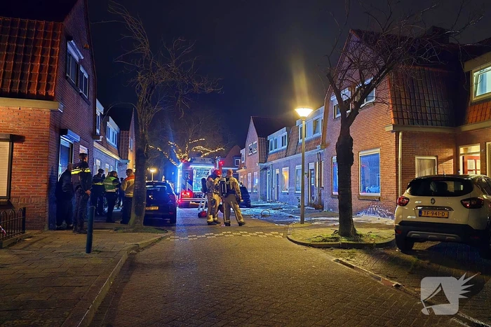 Brandweer blust brand in woning