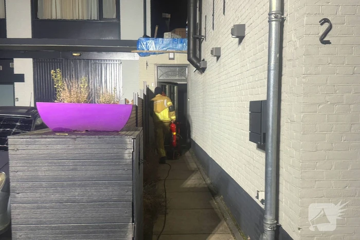 Brandweer ventileert woning na brand