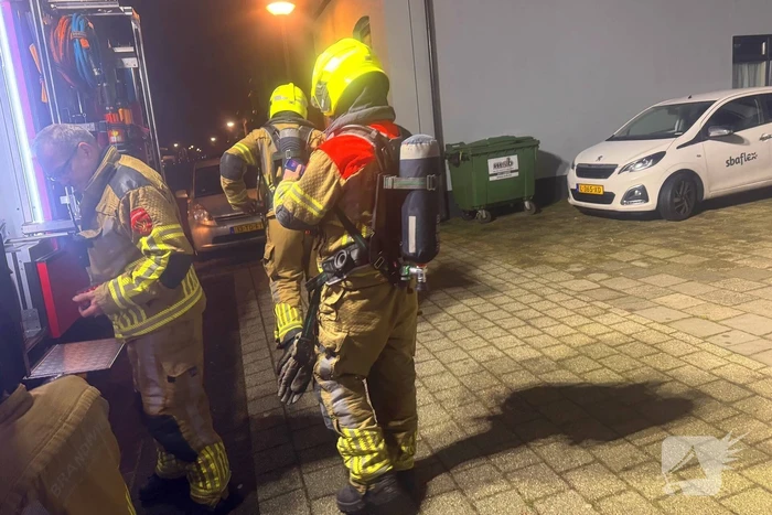Brandweer ventileert woning na brand