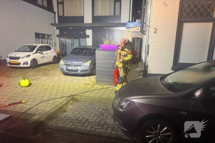 Brandweer ventileert woning na brand