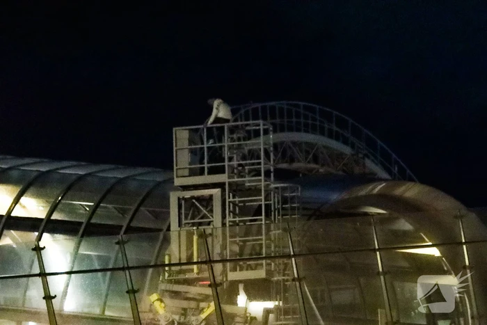 Man op dak station geklommen na vlucht met auto