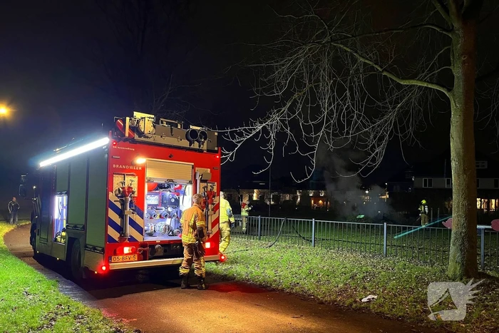 Brandweer dooft brandende kerstbomen