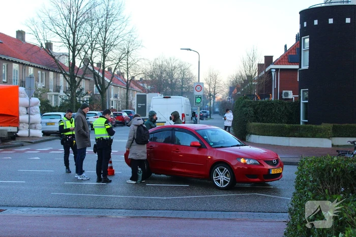 Automobilist ziet fietser over het hoofd bij oversteekplaats
