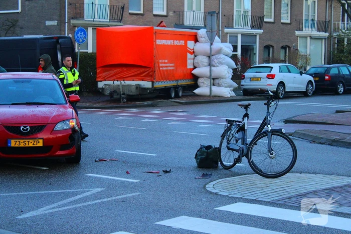 Automobilist ziet fietser over het hoofd bij oversteekplaats