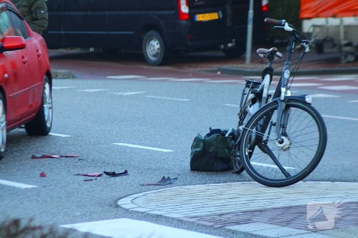 Automobilist ziet fietser over het hoofd bij oversteekplaats
