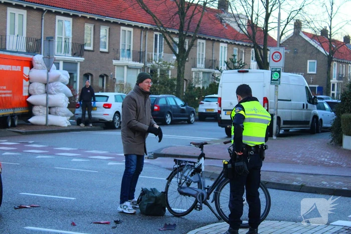 Automobilist ziet fietser over het hoofd bij oversteekplaats