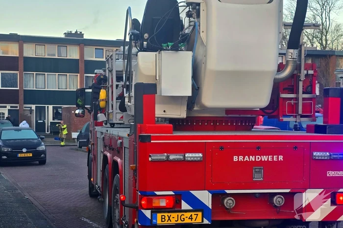 Brandweer veegt schoorsteen na brand