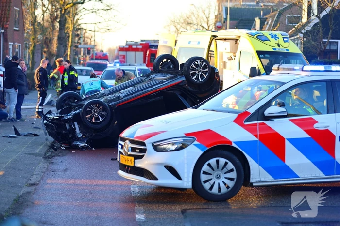 Automobilist klapt op lantaarnpaal en belandt op zijn kop