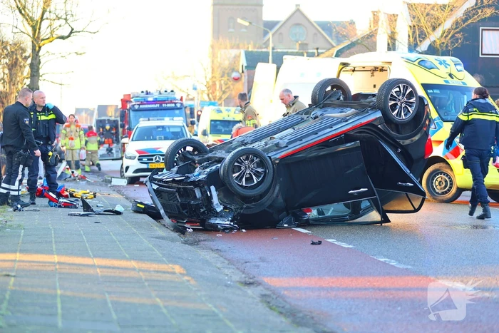 Automobilist klapt op lantaarnpaal en belandt op zijn kop