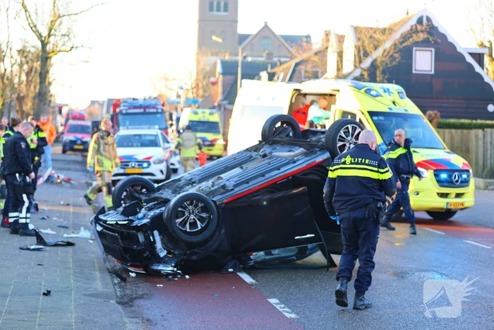 Automobilist klapt op lantaarnpaal en belandt op zijn kop