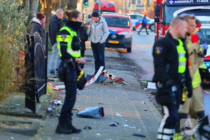 Automobilist klapt op lantaarnpaal en belandt op zijn kop