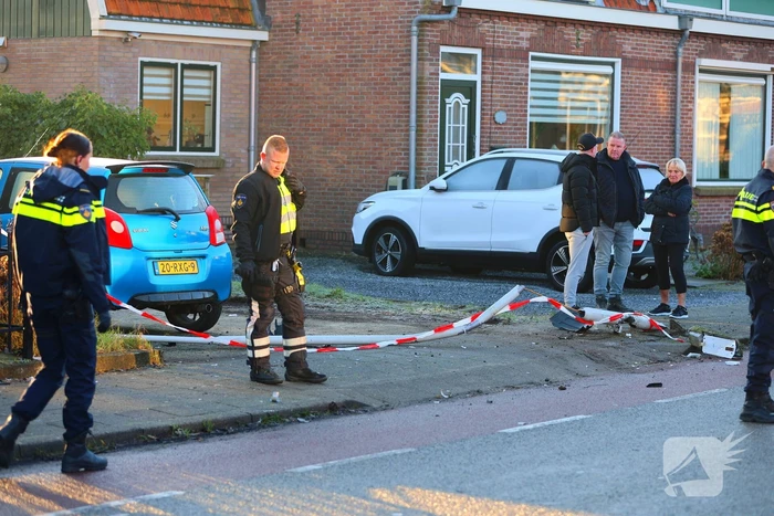 Automobilist klapt op lantaarnpaal en belandt op zijn kop