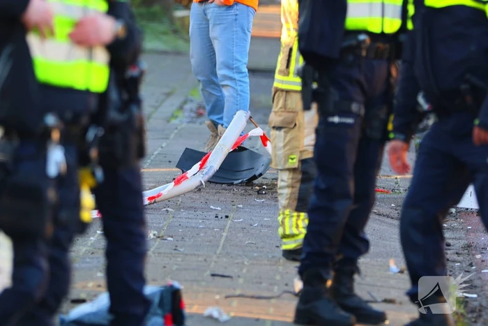 Automobilist klapt op lantaarnpaal en belandt op zijn kop