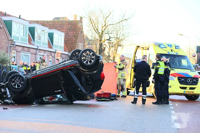 Automobilist klapt op lantaarnpaal en belandt op zijn kop