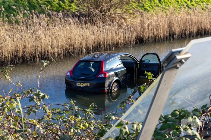 Automobilist verliest macht over het stuur en belandt in het water