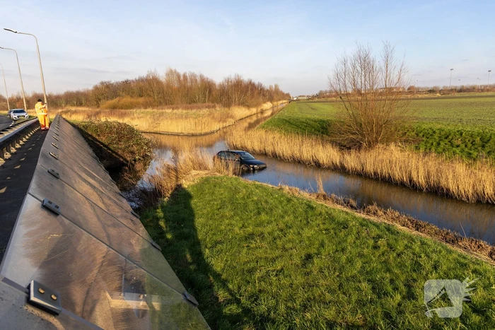 Automobilist verliest macht over het stuur en belandt in het water