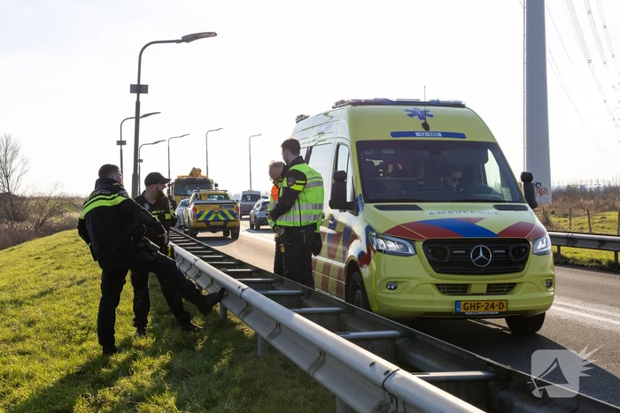 Automobilist verliest macht over het stuur en belandt in het water