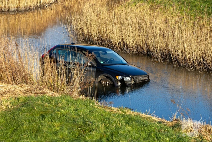 Automobilist verliest macht over het stuur en belandt in het water