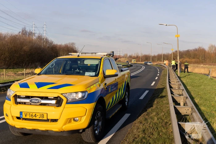 Automobilist verliest macht over het stuur en belandt in het water