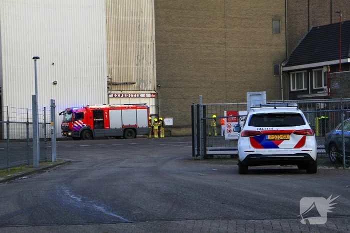Brandweer blust brand in meelfabriek, gebouw ontruimd