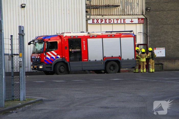 Brandweer blust brand in meelfabriek, gebouw ontruimd