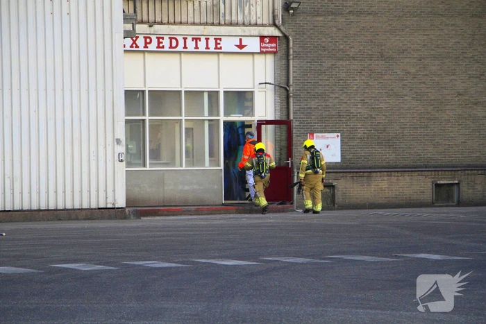 Brandweer blust brand in meelfabriek, gebouw ontruimd