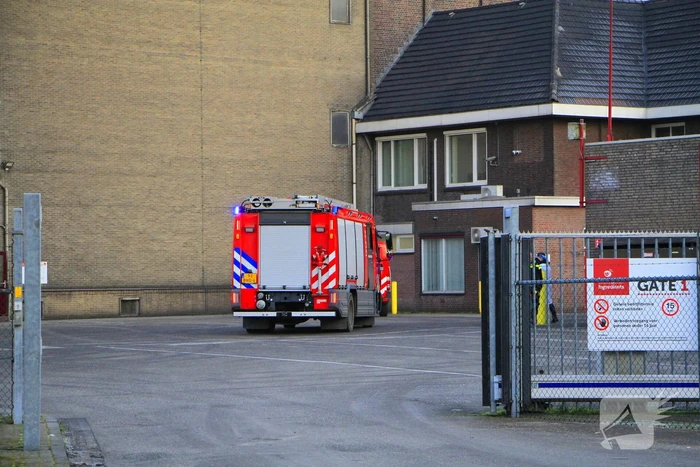 Brandweer blust brand in meelfabriek, gebouw ontruimd