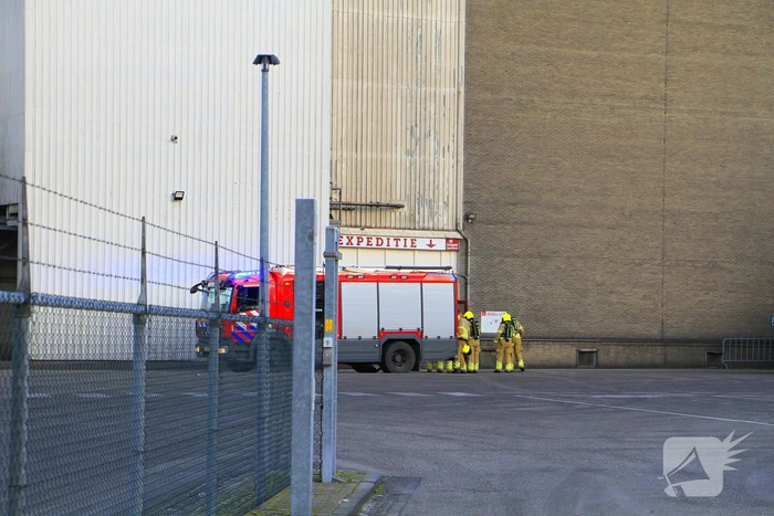 Brandweer blust brand in meelfabriek, gebouw ontruimd