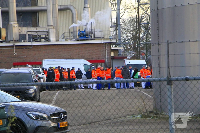 Brandweer blust brand in meelfabriek, gebouw ontruimd