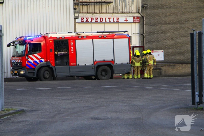 Brandweer blust brand in meelfabriek, gebouw ontruimd